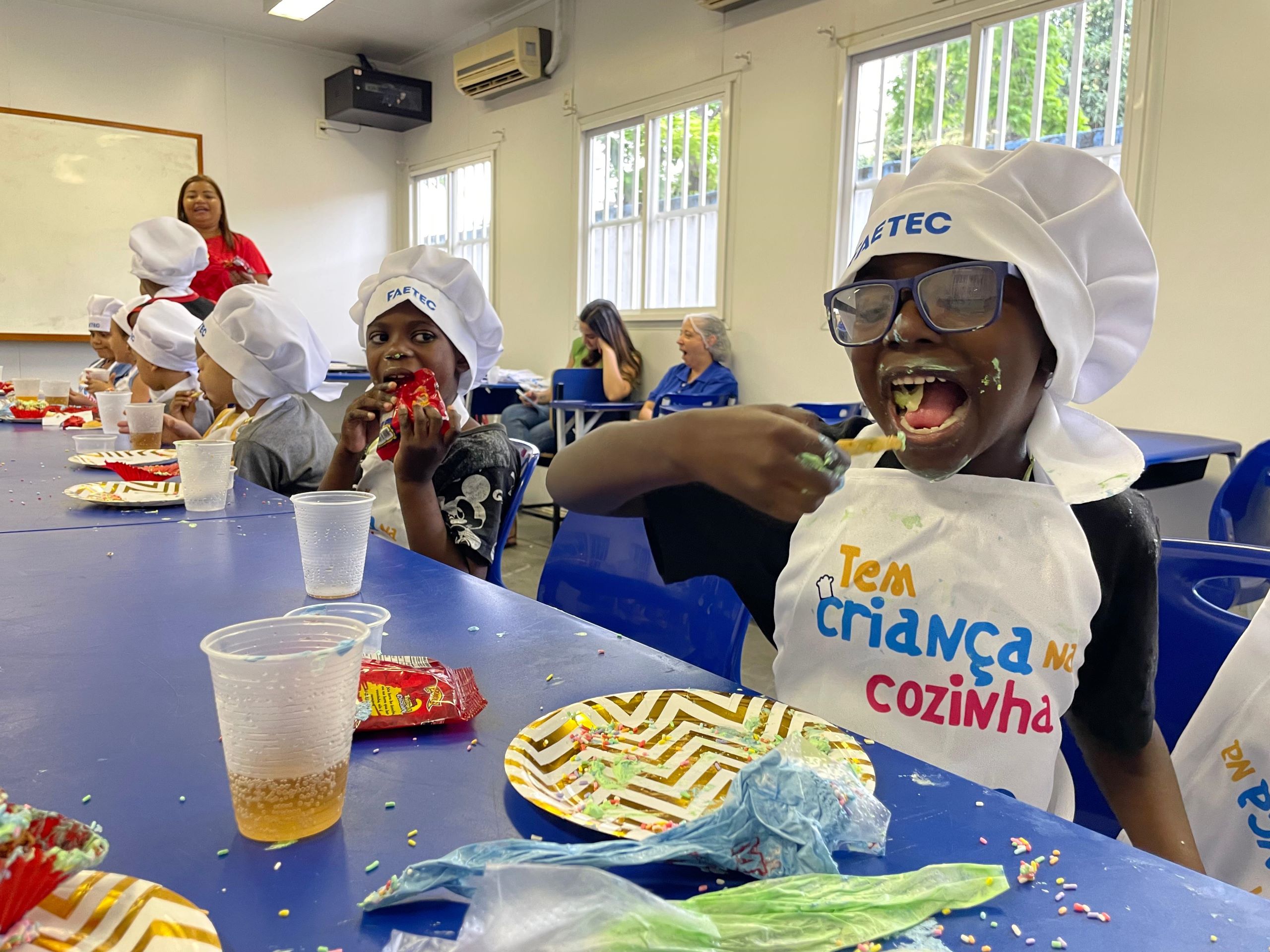 Brinquedos infláveis, atividades recreativas e oficinas de cupcake, donuts, pintura facial e cabelo maluco garantiram a diversão dos pequenos.