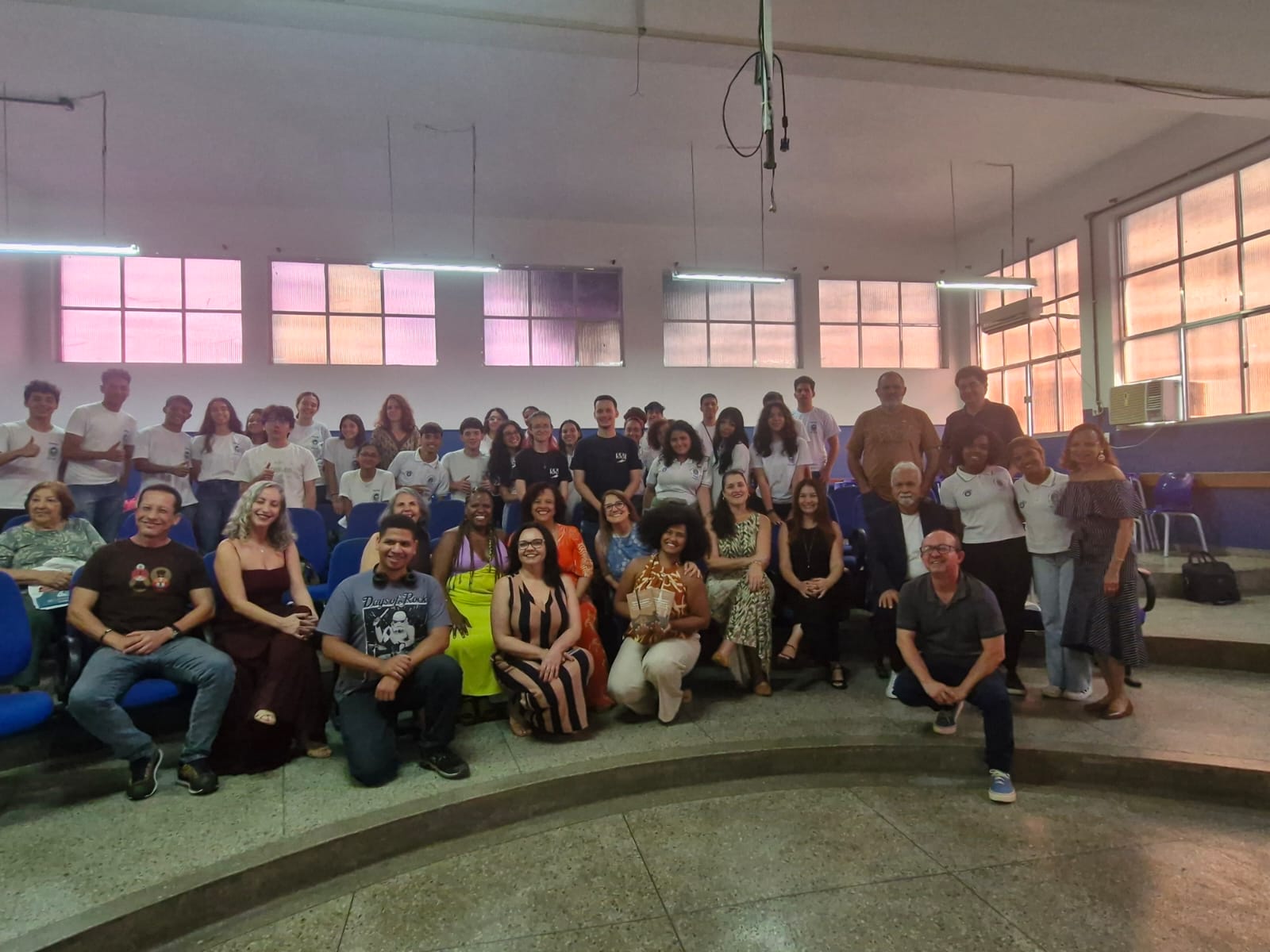 Obra, que foi escrita por professores e estudantes, está disponível na própria unidade e transforma vivências escolares em literatura